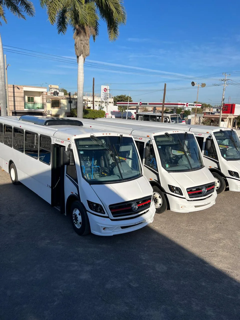 Flotilla en patio. Instalaciones en autobús