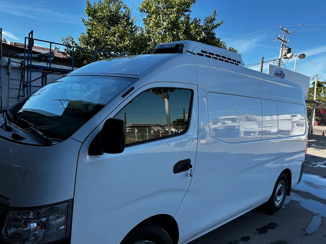 Urvan con equipo en techo. Instalaciones de refrigeración